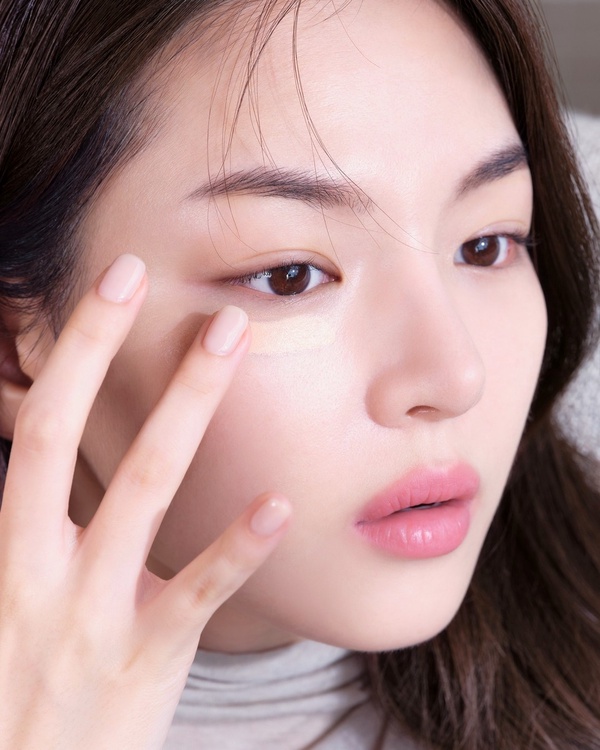 年假出遊怎麼補妝?韓系「清透感補妝」技巧,底妝更清透持久、不顯髒,卡粉起皮有救了
