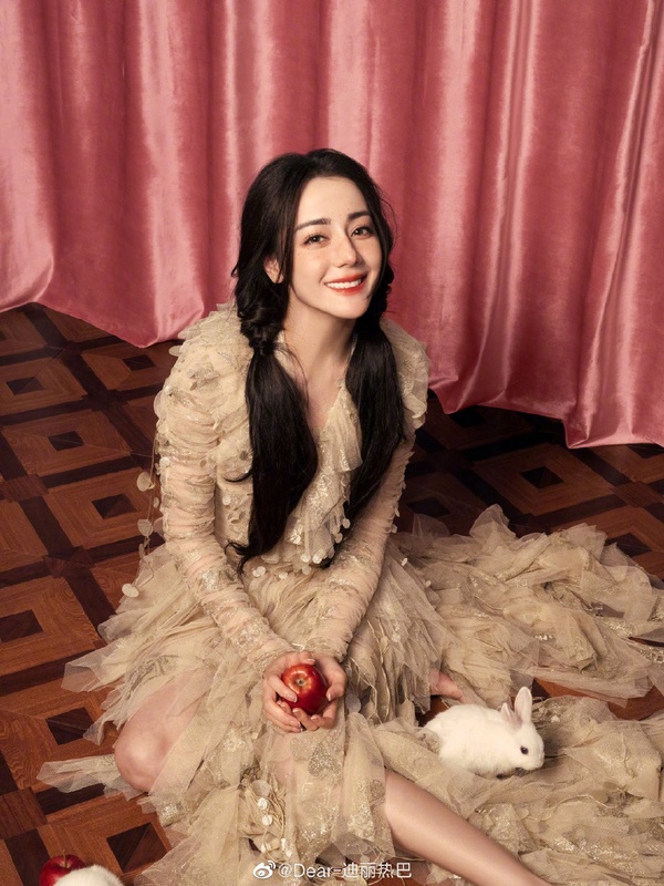 陸劇15位女星過年造型!趙麗穎&楊紫&熱巴同款紅裙PK,唐嫣倪妮港風美翻,而她意外驚豔