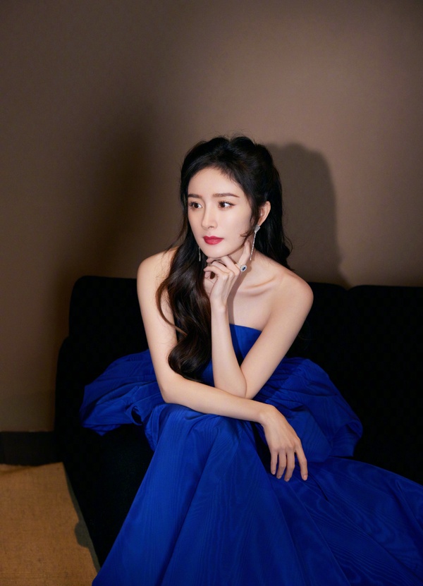 陸劇15位女星過年造型!趙麗穎&楊紫&熱巴同款紅裙PK,唐嫣倪妮港風美翻,而她意外驚豔