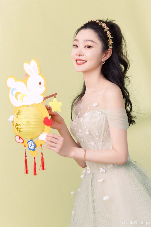 陸劇15位女星過年造型!趙麗穎&楊紫&熱巴同款紅裙PK,唐嫣倪妮港風美翻,而她意外驚豔