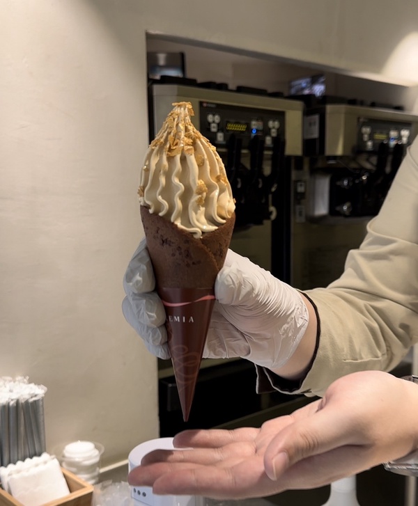 冰淇淋控開吃！人氣CREMIA過年限定「焦糖脆脆」，焦糖冰淇淋+黃金脆片打造多層次口感