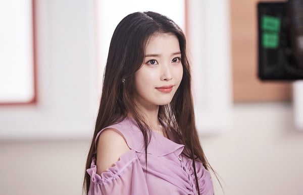 IU、朴寶劍確定主演《您辛苦了》！《山茶花開時》編劇新作，上演濟州島年代愛情故事！