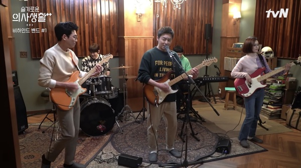 韓劇演員「為戲下苦功」!《浪漫速成班》鄭敬淏每天練板書,《機醫》一首歌練3個多月