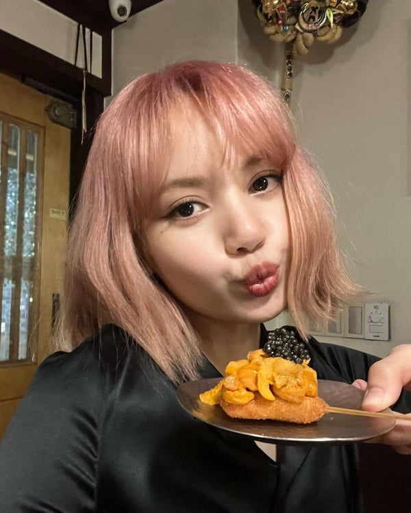 Blackpink Lisa從小美到大舊照合輯！龐大IG粉絲數獲金氏世界紀錄，吃不胖體質靠這招
