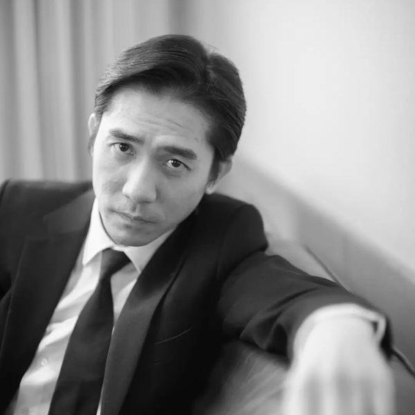 影帝梁朝偉的社恐人生觀!自曝「社交恐懼」來自童年陰影:「我偶爾會把自己藏起來。」