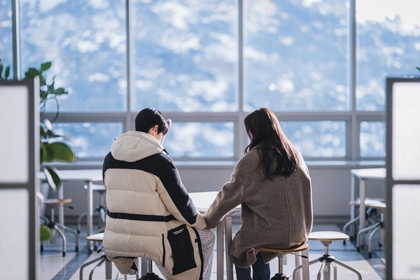 「我愛你,沒有什麼目的,只是愛你。」三毛寫給女人的15句愛情語錄,心酸卻真實。