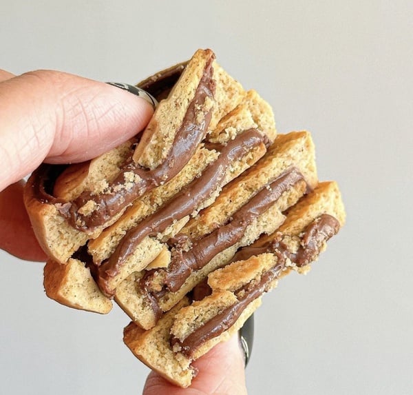 全家「Nutella餅乾」新上市！國外超夯Nutella巧克力餅台灣就有，爆餡巧克力銅板價開吃