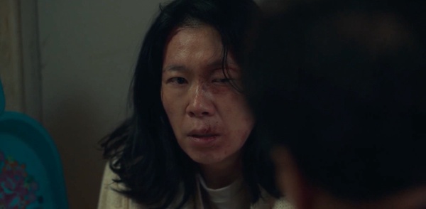 《黑暗榮耀2》阿姨被家暴不反抗惹議!女兒受威脅,「習得性無助」讓她放棄改變現況