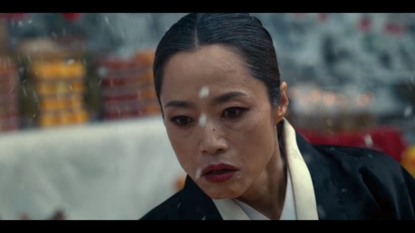 《黑暗榮耀2》細思極恐6大細節！「高跟鞋畫作」是李蓑羅跪地模樣，更衣間紙袋也有隱喻