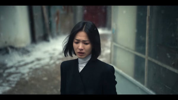 《黑暗榮耀2》細思極恐6大細節！「高跟鞋畫作」是李蓑羅跪地模樣，更衣間紙袋也有隱喻
