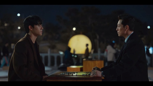《黑暗榮耀2》細思極恐6大細節！「高跟鞋畫作」是李蓑羅跪地模樣，更衣間紙袋也有隱喻