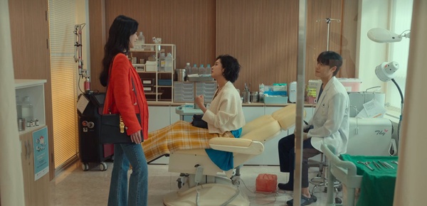 《黑暗榮耀》演員心中「名場面」!五人幫最愛涎鎮在監獄播報氣象,這幕宋慧喬看了都氣