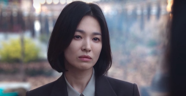 《黑暗榮耀》演員心中「名場面」!五人幫最愛涎鎮在監獄播報氣象,這幕宋慧喬看了都氣