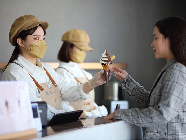 吃得到蛋捲的「蛋捲」霜淇淋!青鳥旅行「好吃的美術館」新開幕,新品霜淇淋滿額免費送