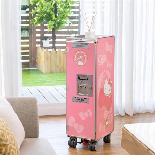 Hello Kitty粉快收！長榮航空Ｘ三麗鷗推超萌Hello Kitty輕量化餐車，限量80台即日開賣
