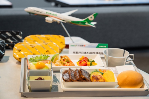 飛機上吃A5和牛！乾杯集團 X 長榮航空「和牛空中饗宴」登場，和牛燒肉飯、漢堡排必吃