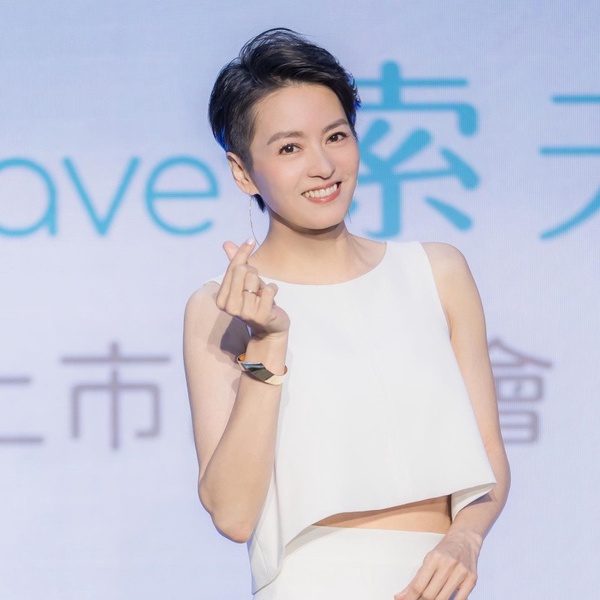 Gigi梁詠琪凍齡哲學:「用平常心擁抱歲月痕跡!」自曝私下不愛照鏡子,靠它維持神顏