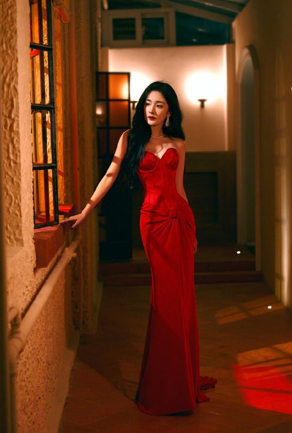 微博之夜24位陸劇女星紅毯造型！楊冪、劉亦菲、迪麗熱巴美翻天，劉詩詩優雅，唐嫣、楊紫甜美，虞書欣性感，白鹿造型被吐槽！