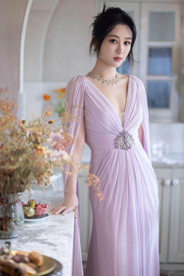 微博之夜24位陸劇女星紅毯造型！楊冪、劉亦菲、迪麗熱巴美翻天，劉詩詩優雅，唐嫣、楊紫甜美，虞書欣性感，白鹿造型被吐槽！