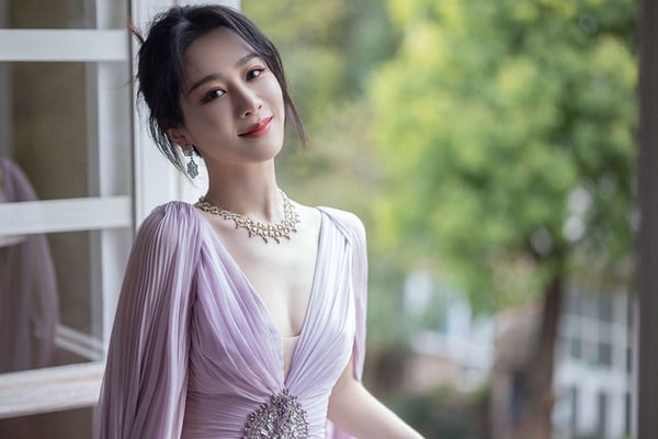 微博之夜24位陸劇女星紅毯造型！楊冪、劉亦菲、迪麗熱巴美翻天，劉詩詩優雅，唐嫣、楊紫甜美，虞書欣性感，白鹿造型被吐槽！