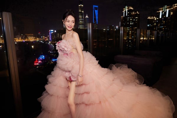 微博之夜24位陸劇女星紅毯造型！楊冪、劉亦菲、迪麗熱巴美翻天，劉詩詩優雅，唐嫣、楊紫甜美，虞書欣性感，白鹿造型被吐槽！