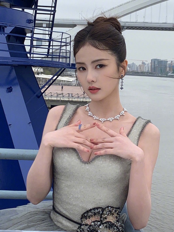 微博之夜24位陸劇女星紅毯造型！楊冪、劉亦菲、迪麗熱巴美翻天，劉詩詩優雅，唐嫣、楊紫甜美，虞書欣性感，白鹿造型被吐槽！