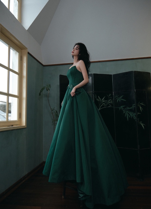 微博之夜24位陸劇女星紅毯造型！楊冪、劉亦菲、迪麗熱巴美翻天，劉詩詩優雅，唐嫣、楊紫甜美，虞書欣性感，白鹿造型被吐槽！