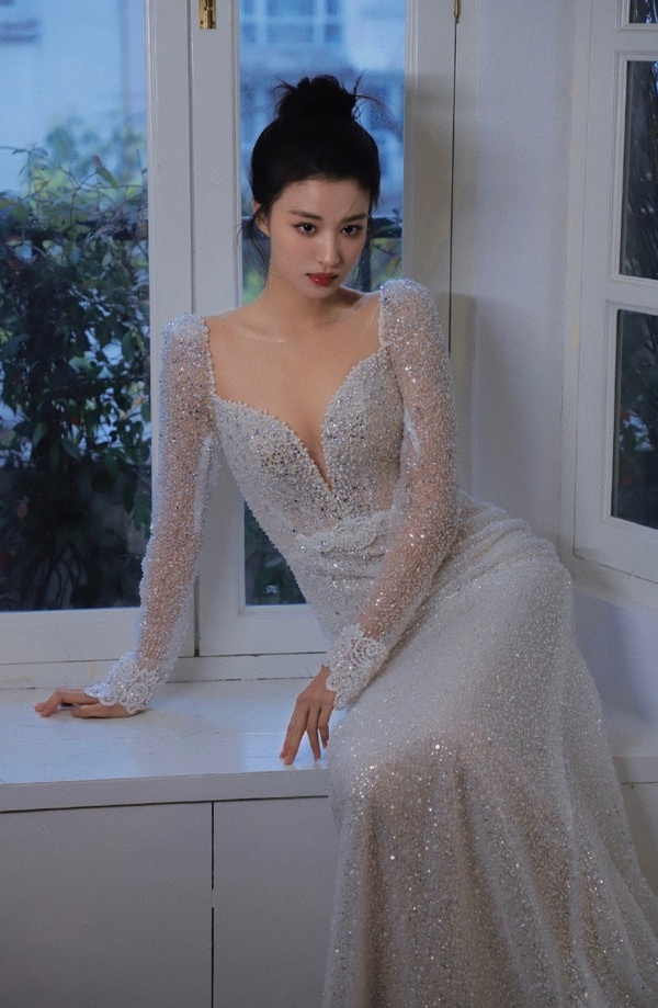 微博之夜24位陸劇女星紅毯造型！楊冪、劉亦菲、迪麗熱巴美翻天，劉詩詩優雅，唐嫣、楊紫甜美，虞書欣性感，白鹿造型被吐槽！