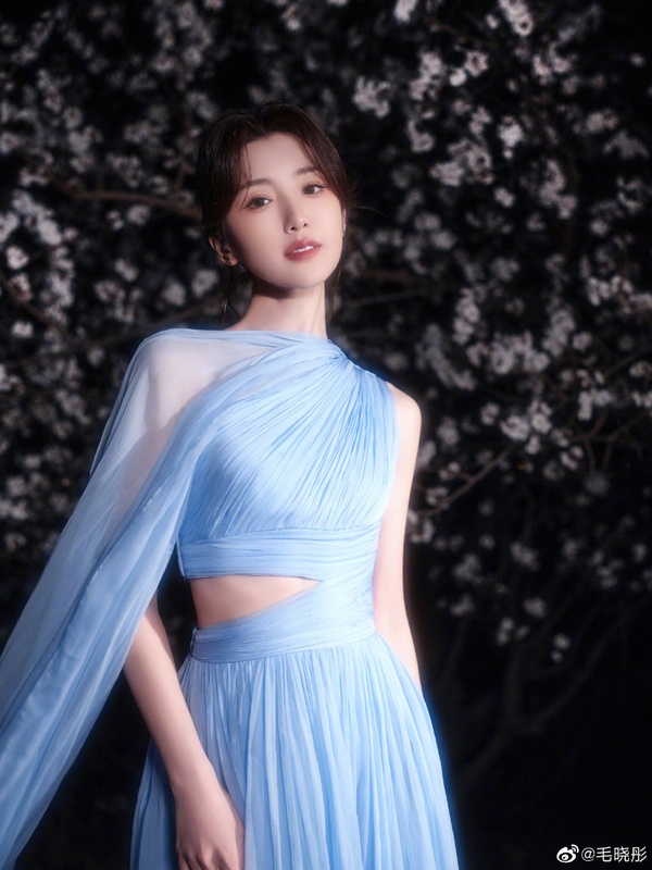 微博之夜24位陸劇女星紅毯造型！楊冪、劉亦菲、迪麗熱巴美翻天，劉詩詩優雅，唐嫣、楊紫甜美，虞書欣性感，白鹿造型被吐槽！