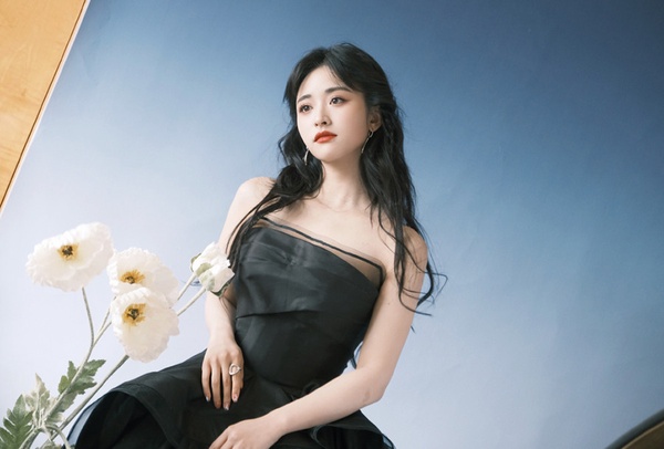 微博之夜24位陸劇女星紅毯造型！楊冪、劉亦菲、迪麗熱巴美翻天，劉詩詩優雅，唐嫣、楊紫甜美，虞書欣性感，白鹿造型被吐槽！