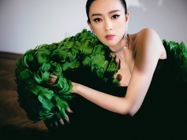 微博之夜24位陸劇女星紅毯造型！楊冪、劉亦菲、迪麗熱巴美翻天，劉詩詩優雅，唐嫣、楊紫甜美，虞書欣性感，白鹿造型被吐槽！