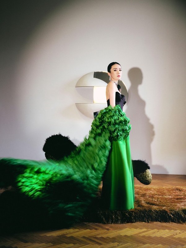 微博之夜24位陸劇女星紅毯造型！楊冪、劉亦菲、迪麗熱巴美翻天，劉詩詩優雅，唐嫣、楊紫甜美，虞書欣性感，白鹿造型被吐槽！