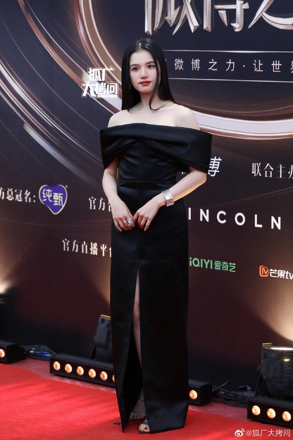 微博之夜24位陸劇女星紅毯造型！楊冪、劉亦菲、迪麗熱巴美翻天，劉詩詩優雅，唐嫣、楊紫甜美，虞書欣性感，白鹿造型被吐槽！