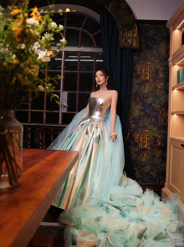 微博之夜24位陸劇女星紅毯造型！楊冪、劉亦菲、迪麗熱巴美翻天，劉詩詩優雅，唐嫣、楊紫甜美，虞書欣性感，白鹿造型被吐槽！