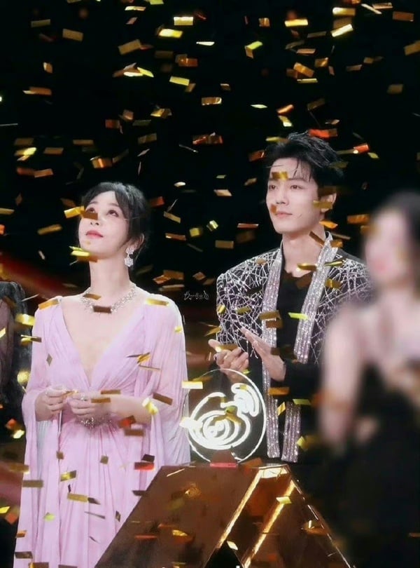 微博之夜11組明星神奇同框！楊冪&amp;劉詩詩&amp;楊穎同框，肖戰同框劉亦菲，楊紫同框李現熱巴