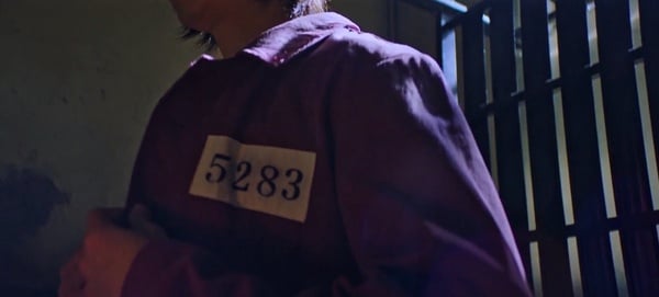 《模範計程車2》劇情隱藏彩蛋！純白教顏色有玄機，金道奇囚犯號碼5283是計程車車牌！
