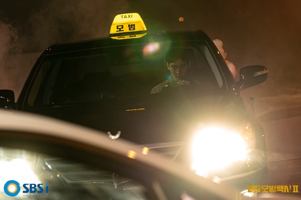 《模範計程車2》劇情隱藏彩蛋！純白教顏色有玄機，金道奇囚犯號碼5283是計程車車牌！