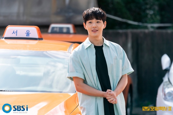 《模範計程車2》劇情隱藏彩蛋！純白教顏色有玄機，金道奇囚犯號碼5283是計程車車牌！
