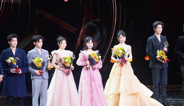 9組陸劇「頂級帥哥美女」同台!李現先夾在楊冪&趙麗穎中間,又夾在楊紫&迪麗熱巴中間