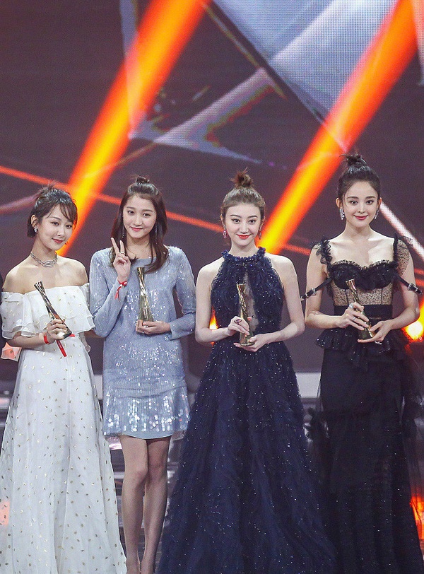 9組陸劇「頂級帥哥美女」同台!李現先夾在楊冪&趙麗穎中間,又夾在楊紫&迪麗熱巴中間