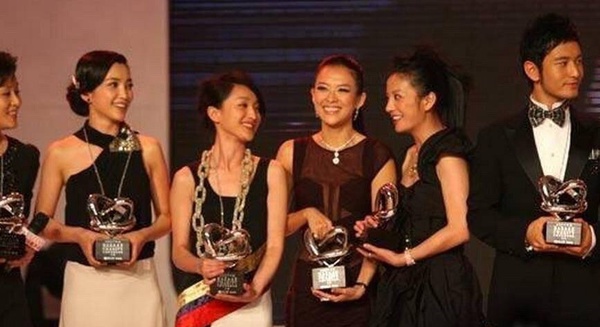9組陸劇「頂級帥哥美女」同台！李現先夾在楊冪&amp;趙麗穎中間，又夾在楊紫&amp;迪麗熱巴中間