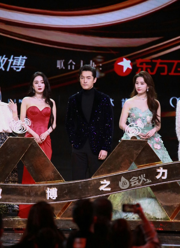9組陸劇「頂級帥哥美女」同台！李現先夾在楊冪&amp;趙麗穎中間，又夾在楊紫&amp;迪麗熱巴中間