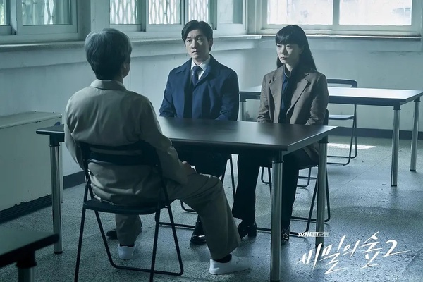 《模範計程車2》爽度不足?續集更精彩韓劇,《黑暗榮耀2》口碑爆棚,這部神劇大贏首季