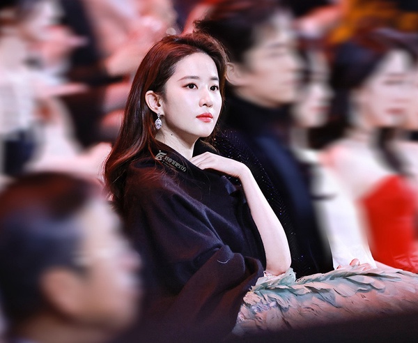 10位「陸劇85後小花」命運大不同!楊冪&趙麗穎&宋軼都為李沁做過配,而景甜實在是太妙