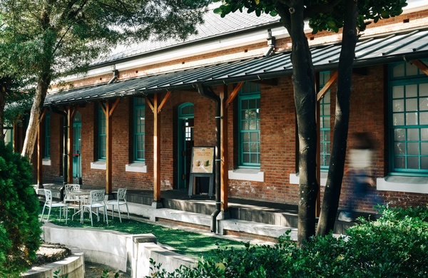 星巴克古蹟門市+1!「新竹州圖門市」進駐日治時期古蹟圖書館,濃濃舊時代氛圍必朝聖