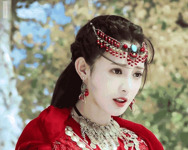 古裝劇10款絕美頭飾！孟子義艷麗，趙麗穎貴氣，楊冪仙，《甄嬛傳》華妃頂8000萬在頭上