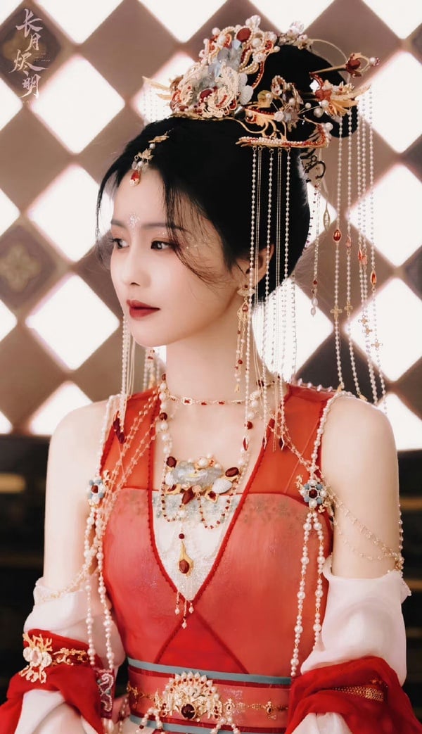 《長月燼明》8位古裝女神！白鹿&amp;陳都靈被豔壓？小狐狸孫珍妮美豔，還隱藏《香蜜》演員