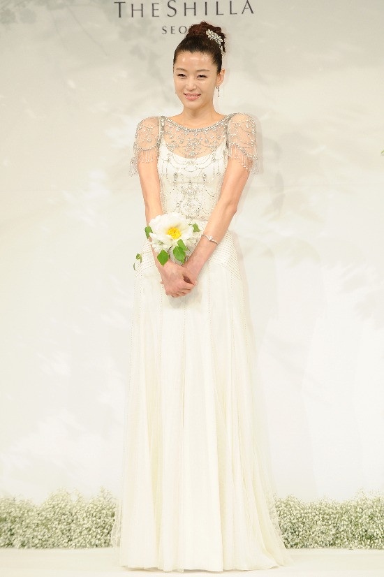 韓星結婚的超貴行頭！李多寅鑽石皇冠太搶眼，孔曉振項鍊800萬，全智賢婚紗一套186萬