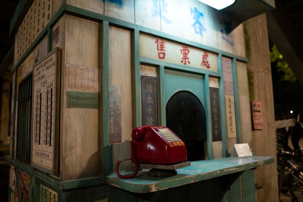 《模仿犯》劇情隱藏彩蛋!吳慷仁頭痛藥藏玄機,場景「這細節」早預吿兇手&危險的出現