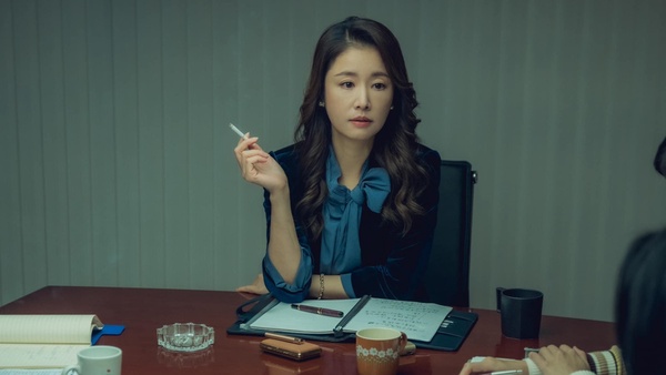 《模仿犯》劇情隱藏彩蛋!吳慷仁頭痛藥藏玄機,場景「這細節」早預吿兇手&危險的出現